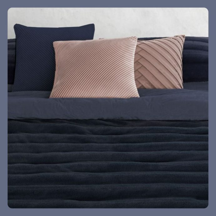 Couette Manterol DUNA Bleu 2024 1 غرفة نوم، ديكور غرفة نوم، مفارش السرير، أغطية السرير، كوفرلي، كوفرلي فاخر، أغطية سرير عصرية، مفارش سرير تركية، مفارش سرير مغربية، ترتيب غرفة النوم، أناقة غرفة النوم، مفارش سرير رمادي، مفارش سرير وردي، مفارش سرير أبيض، مفارش سرير بيج، تنسيق السرير، أقمشة ناعمة، مفارش سرير مريحة، ,bedding, bed covers, bed linen, duvet covers, cozy bedroom, luxury bedding, bedroom decor, stylish bed, bed cover beige, bed cover pink, bed sheet, modern bedroom, bedroom makeover, soft fabric bedding, comfortable bed, home textiles, white bed cover, gray bedding, room inspiration, minimalist bedroom, pillow covers, mattress protector, ,couvre-lit, couverlit beige, couverlit rose, linge de lit, parure de lit, décoration chambre, couverture lit, housse de couette, couvre-lit moderne, couvre-lit marocain, linge de lit en coton, lit confortable, inspiration chambre, déco chambre beige, déco chambre rose, couvre-lit gris, drap de lit, couette luxe, textile maison, idée déco chambre,,Manterol,couverlit riso,couverlit lines,couverlit doko,couverlit arouna, couverlit Manerol maroc, couverlit Manterol,couvre-lit Manterol,couvre-lit maroc,couvre-lit made in spain,couvre-lit 3 pcs,