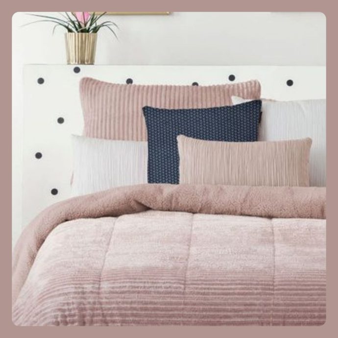 Couette Manterol Lines Rose degrade , غرفة نوم، ديكور غرفة نوم، مفارش السرير، أغطية السرير، كوفرلي، كوفرلي فاخر، أغطية سرير عصرية، مفارش سرير تركية، مفارش سرير مغربية، ترتيب غرفة النوم، أناقة غرفة النوم، مفارش سرير رمادي، مفارش سرير وردي، مفارش سرير أبيض، مفارش سرير بيج، تنسيق السرير، أقمشة ناعمة، مفارش سرير مريحة، ,bedding, bed covers, bed linen, duvet covers, cozy bedroom, luxury bedding, bedroom decor, stylish bed, bed cover beige, bed cover pink, bed sheet, modern bedroom, bedroom makeover, soft fabric bedding, comfortable bed, home textiles, white bed cover, gray bedding, room inspiration, minimalist bedroom, pillow covers, mattress protector, ,couvre-lit, couverlit beige, couverlit rose, linge de lit, parure de lit, décoration chambre, couverture lit, housse de couette, couvre-lit moderne, couvre-lit marocain, linge de lit en coton, lit confortable, inspiration chambre, déco chambre beige, déco chambre rose, couvre-lit gris, drap de lit, couette luxe, textile maison, idée déco chambre,,Manterol,couverlit riso,couverlit lines,couverlit doko,couverlit arouna, couverlit Manerol maroc, couverlit Manterol,couvre-lit Manterol,couvre-lit maroc,couvre-lit made in spain,couvre-lit 3 pcs, Couette Manterol Lines Rose degrade